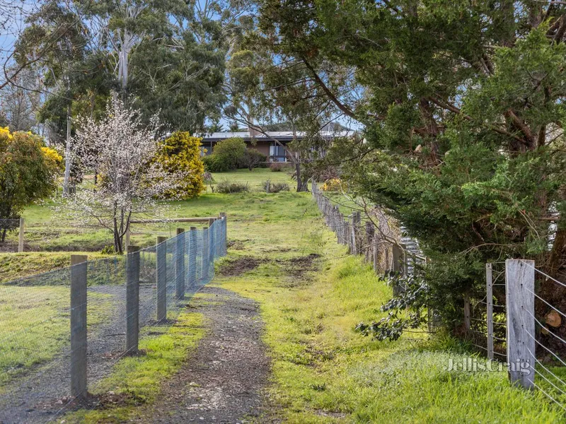 Build your dream home on 1,144 sqm (approx.) with dream views