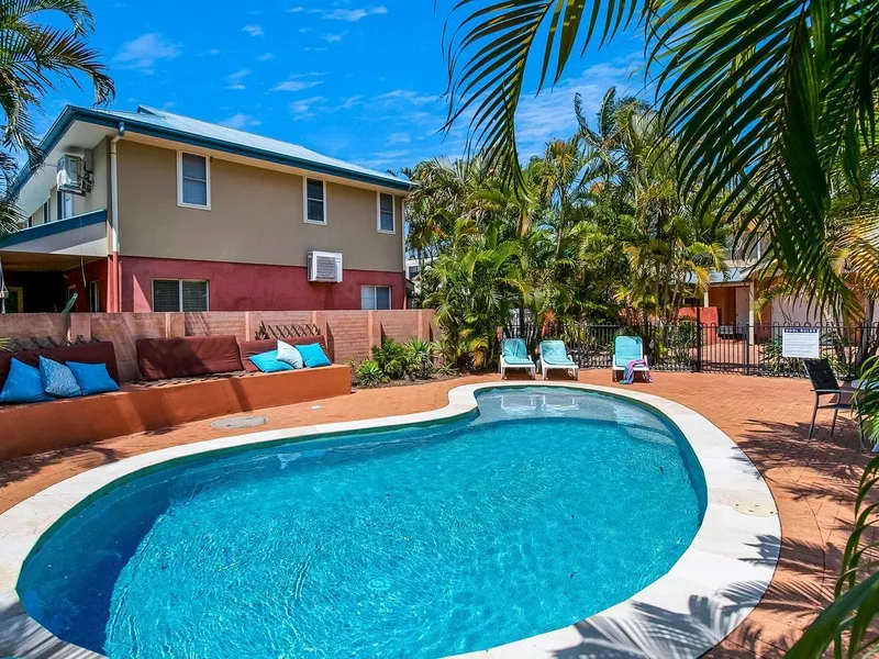 CENTRAL BYRON BAY - FULLY FURNISHED townhouse with pool, walk to town and beaches AVAILABLE NOW