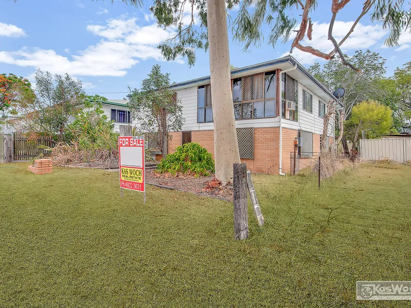 LARGE 5 BEDROOM HOME - 2 BATH - 4 CAR - INTERNAL STAIRS - LEVEL 759m2 ALLOT WITH REAR LANE ACCESS.