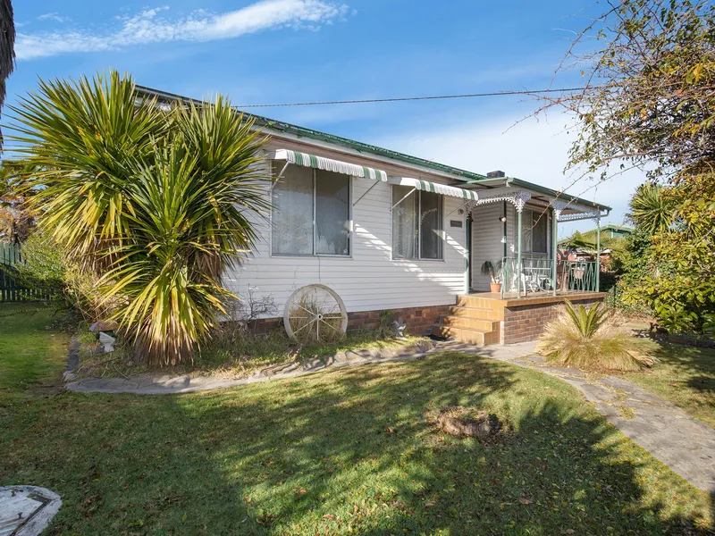 Cottage charm in the heart of Uralla, open plan with an abundance of natural light