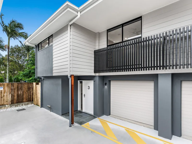 Brand New Boutique Townhouse 100m from the Water