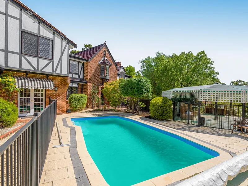 HUGE Family Entertainer with Pool & Extra Parking