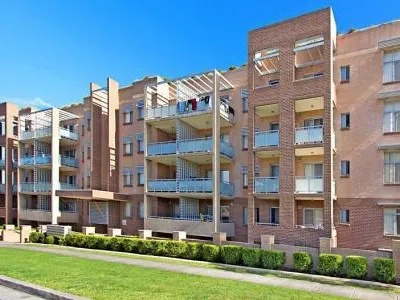 Spacious 2 bedroom unit close to station