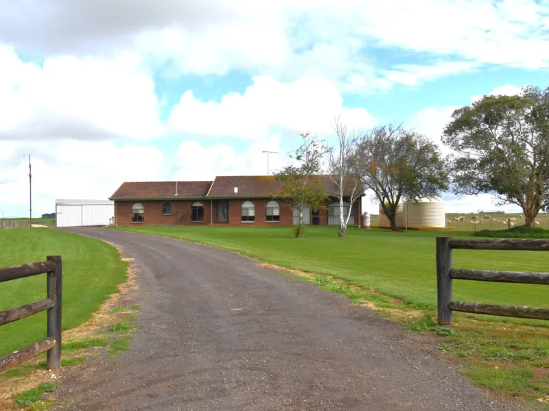 RENOVATED RURAL HAVEN – 10 MINS TO CITY