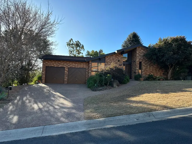 PERFECT FAMILY HOME WITH MOUNTAIN VIEWS