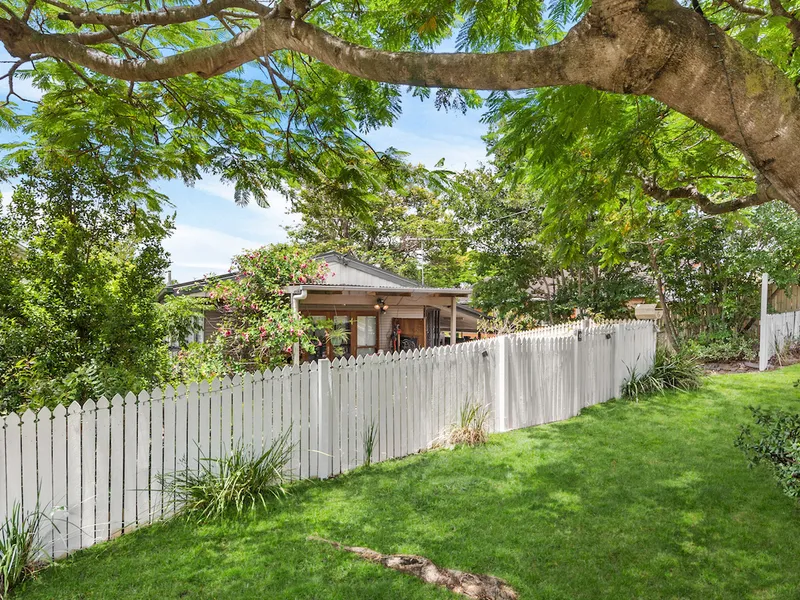 Knockdown or Renovate Opportunity on 607sqm, Sought after Balmoral Precinct.