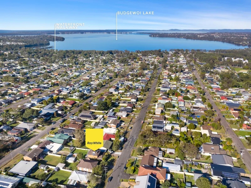 Spacious family home with water glimpses