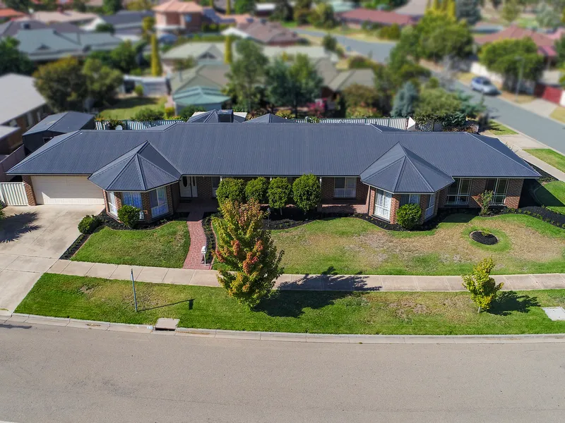 Huge Home, Corner Block...Kialla Lakes !