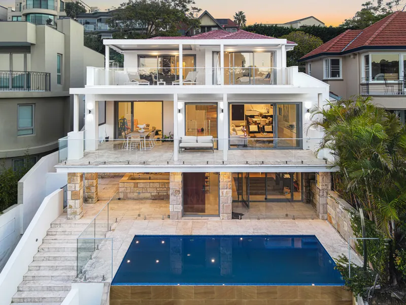 An irreplaceable bayside dream home, with a breathtaking harbour panoramic