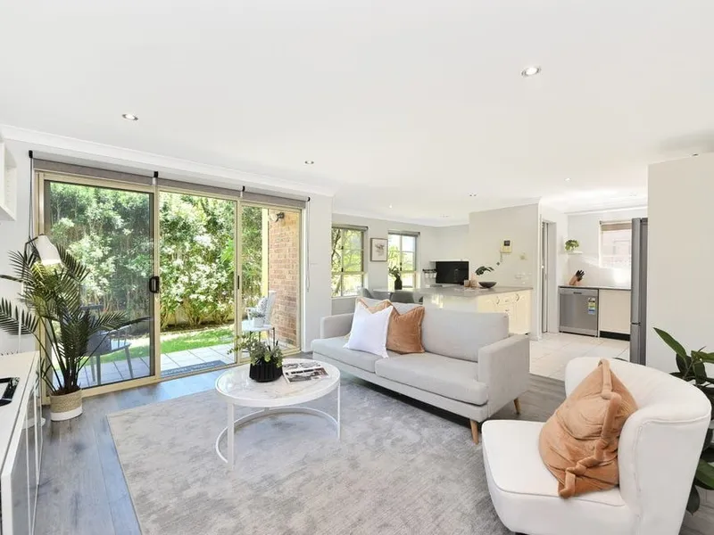 3 Bedroom townhouse moments from the beach