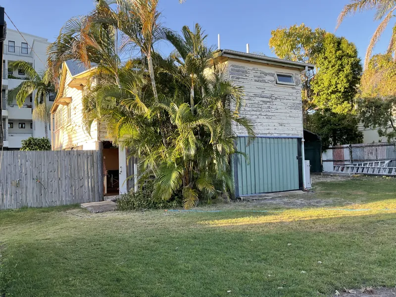 BEACH HOUSE IN URANGAN - 14 HIBISCUS STREET