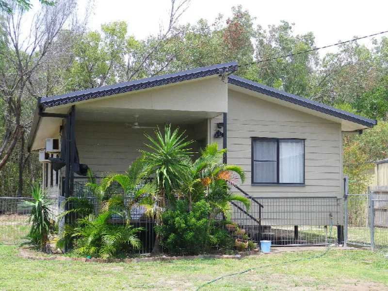 FENCING, TREES & SHED CREATE PRIVACY !