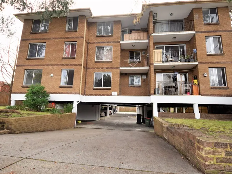 Fully Renovated 2 bedrooms Unit in the heart of Box Hill