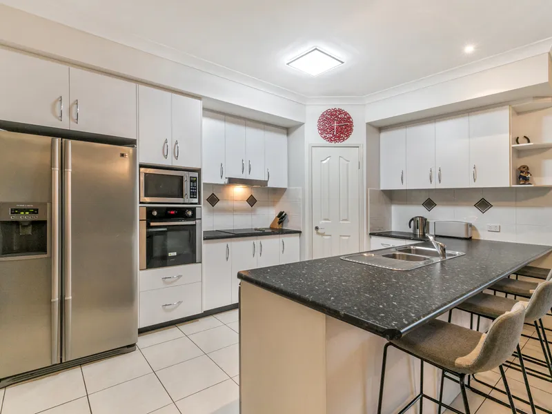 IMMACULATELLY PRESENTED, LARGE FAMILY HOME IN PRESTIGE ESTATE