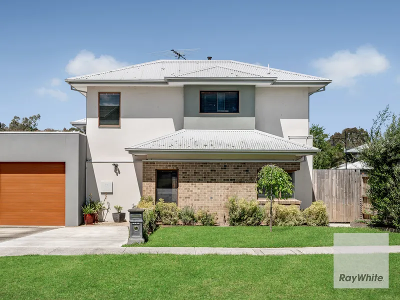 Open Living in a Beautiful Westmeadows Vllage Locale !