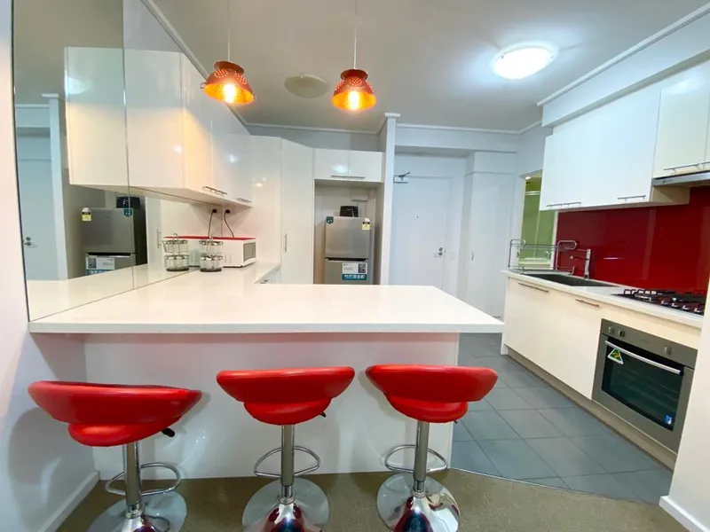 FULLY RENOVATED, FURNISHED 1 BEDROOM APARTMENT - READY TO MOVE IN !