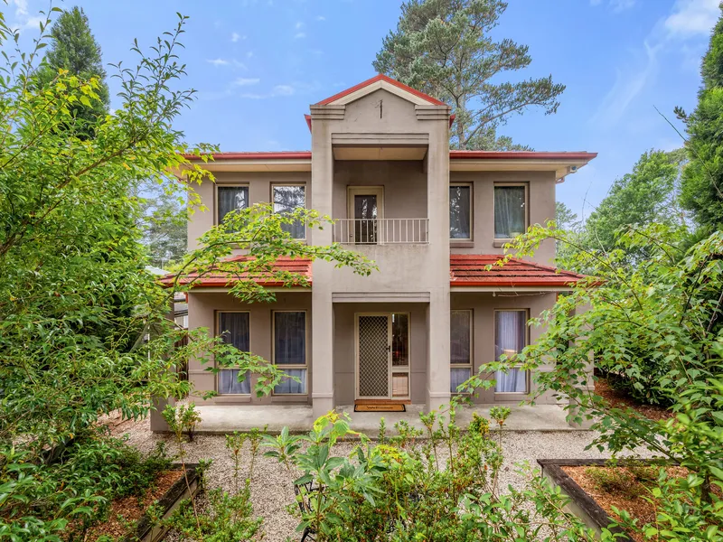 GRAND FAMILY RESIDENCE IN A SOUGHT AFTER ADDRESS