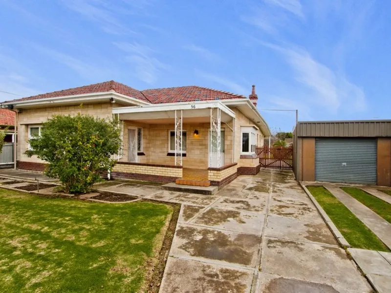 CLOSE TO SHOPS AND TRANSPORT