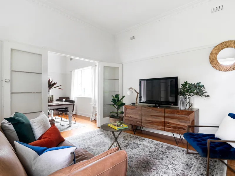 Art Deco Charm in Picturesque Garden Setting