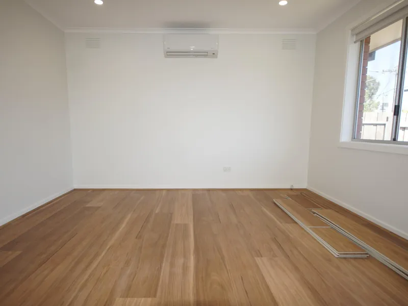 Freshly Renovated 2BR Unit In The Heart Of Oakleigh!