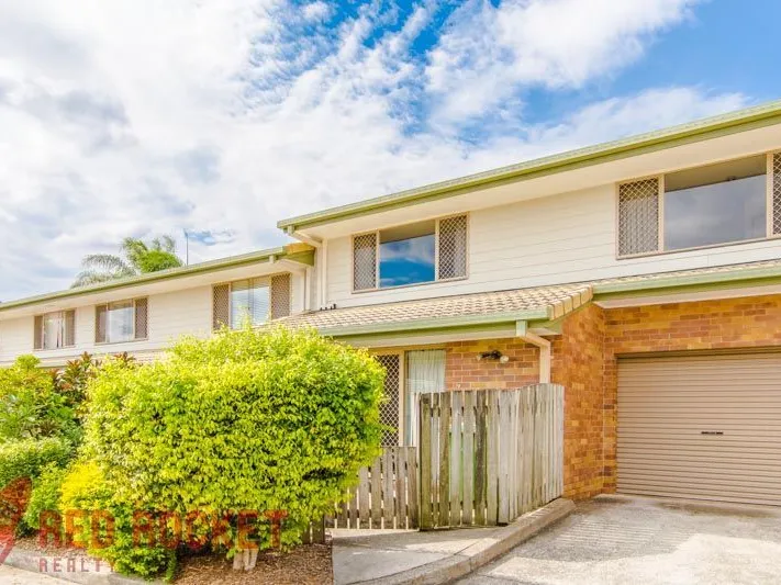 CLOSE TO EVERYTHING - 3X BEDROOM HIGHSET WITH A/C