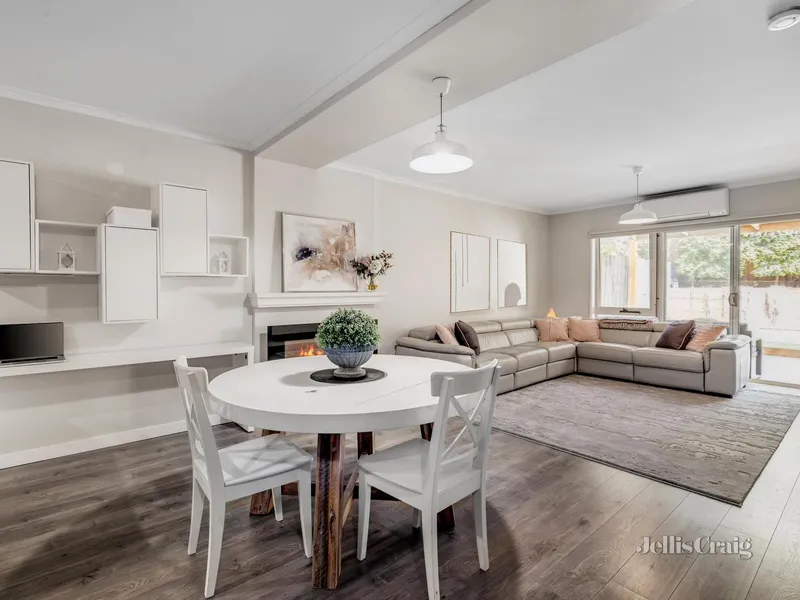 Modern sophistication in the heart of Templestowe Village