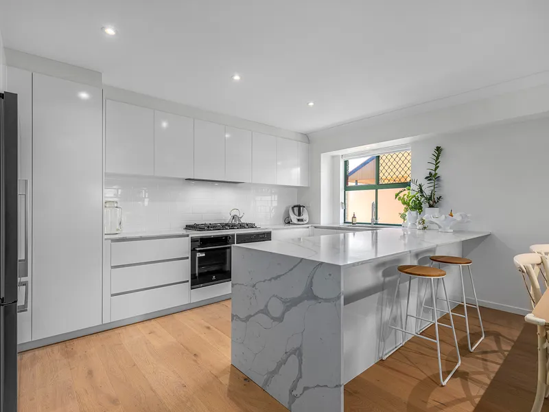 BEAUTIFULLY RENOVATED TOWNHOUSE IN IDEAL LOCATION!