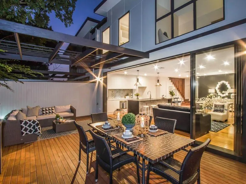 LUXURIOUS DESIGNER STAND ALONE TOWNHOUSE AVAILABLE IN BULIMBA!
