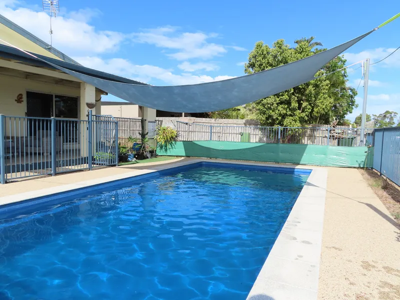 4 BEDS, BIG POOL