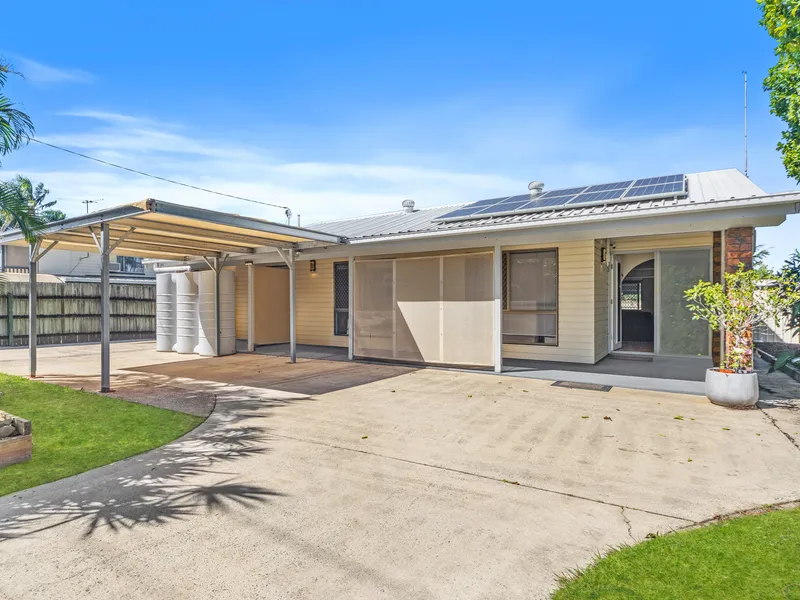 Boasting a Swimming pool, huge covered patio, and less than 2km to the beach
