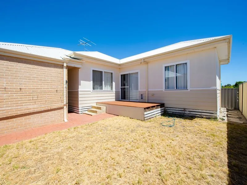 NEAT AND TIDY PROPERTY READY TO MOVE INTO!