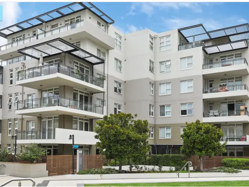 Sunny, spacious, superior modern 3-bedroom apartment on offer !