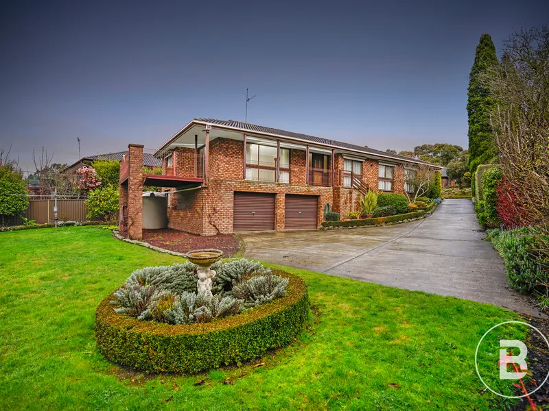 FOUR BEDROOM BRICK HOME OVERLOOKING PICTURESQUE GOLF COURSE