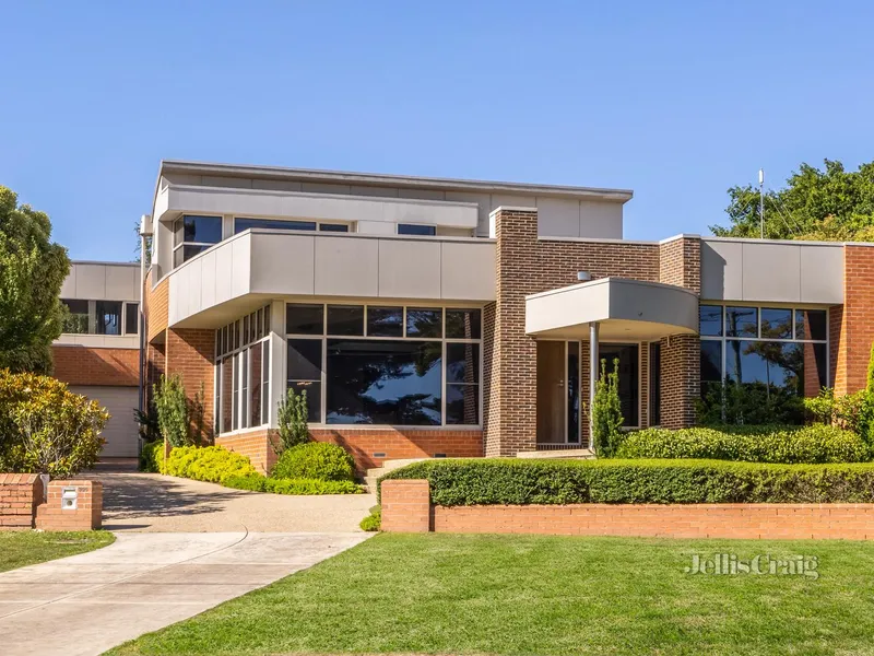 Elevated lake position set on 1392sqm