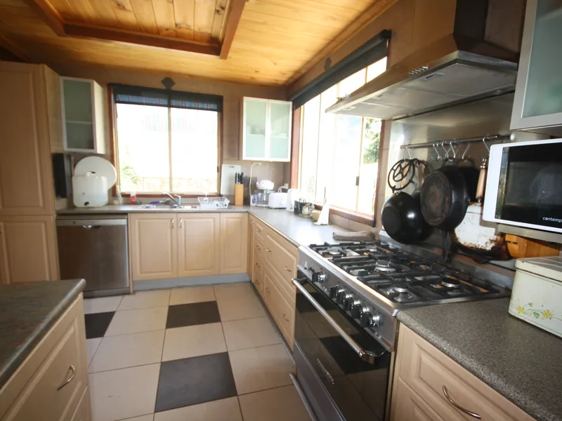 Country Cottage with 2 Garages