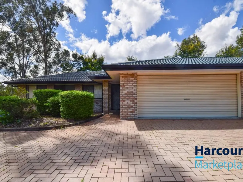 Great Location! Gated complex close to Mount Ommaney Shopping Centre!