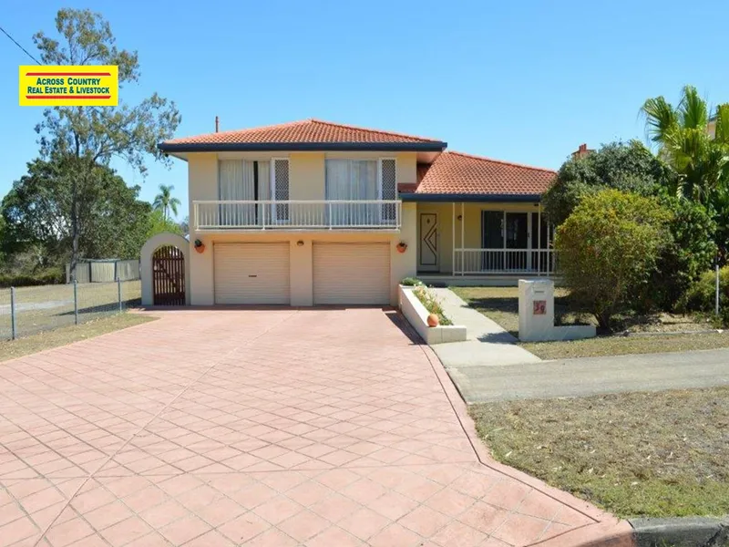 SPACIOUS SPLIT LEVEL FAMILY HOME 5 CAR ACCOMODATION