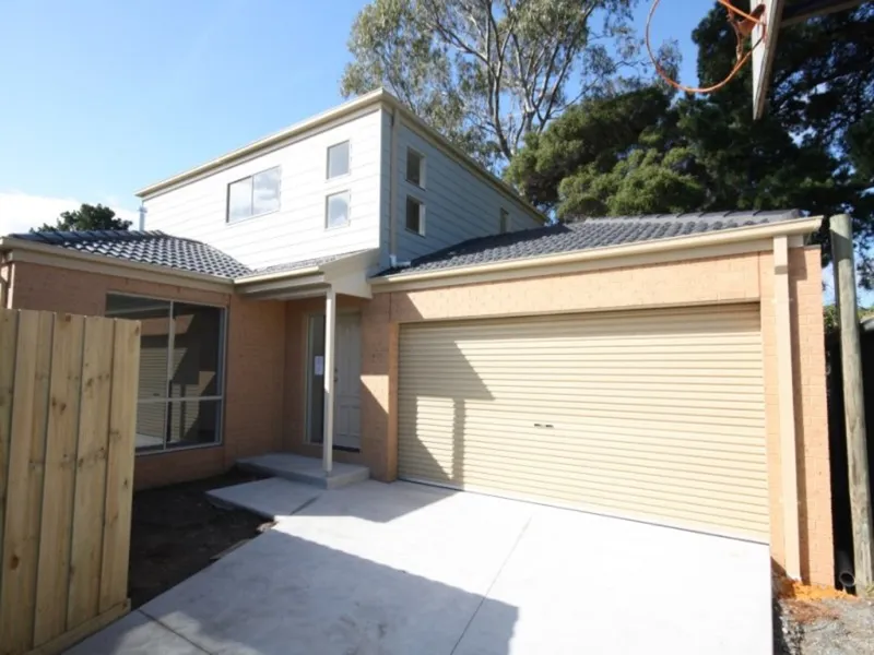 3 Bedroom, 2 Bathroom, Dbl Garage, Dbl Storey, plus Ducted Heating, 1/2 Block to Austin Rd Shops!