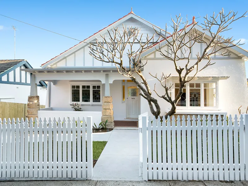 Beautiful Beach House With Magical Ocean Views, Perched High Above Bronte Gully