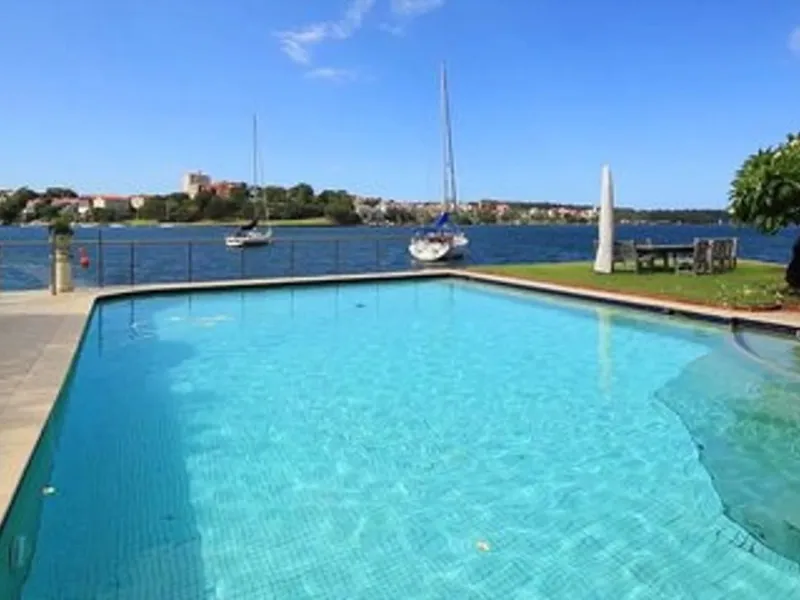 Harbourside lifestyle with pool close to ferry