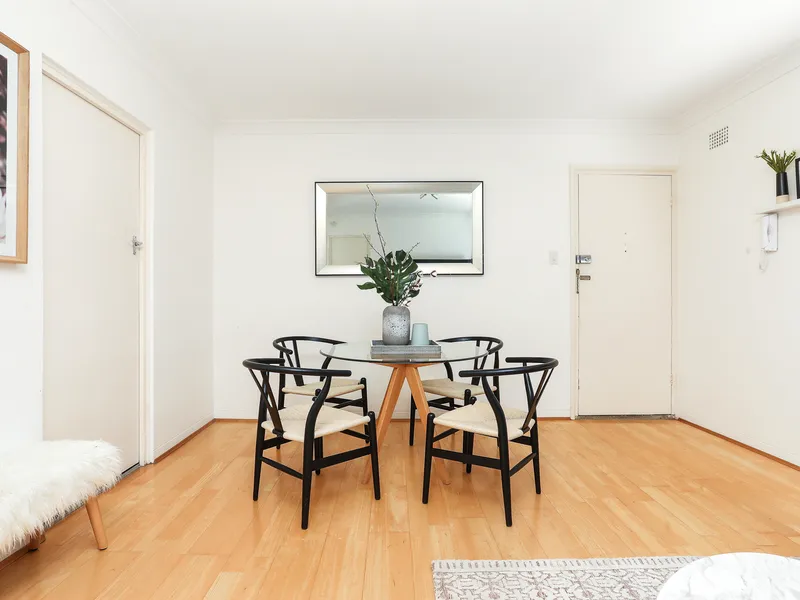 NORTH FACING, PRIVATE & LOCATED IN A QUIET CUL-DE-SAC. SUNNY APARTMENT + UNDERCOVER CAR-SPACE + NO COMMON WALLS!