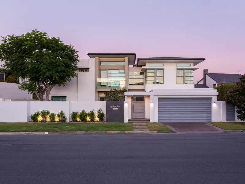 You can have it all: this incredible Surfers Paradise home offers luxurious water front living right in the heart of the Gold Coast.