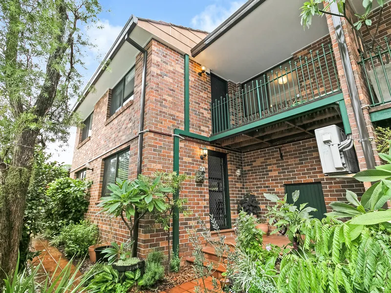 A Peaceful Retreat in a Boutique Two-Level Townhouse 