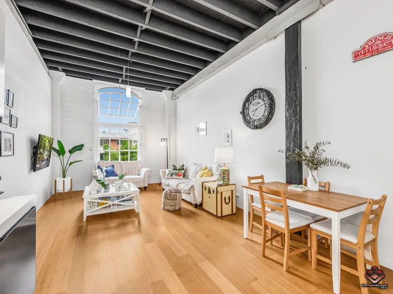 CHARMING SPLIT LEVEL WOOLSTORE FOR RENT