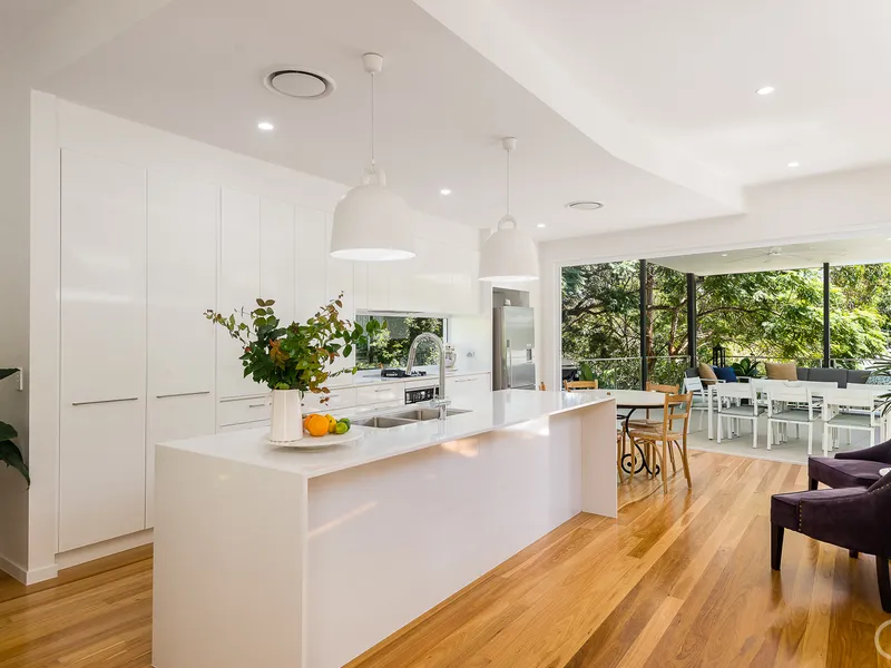 EXCEPTIONAL CONTEMPORARY IN PRIME POSITION!