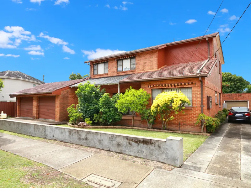Family home in desirable location - Duplex Site (S.T.C.A) 739.79 m2 with 24.38 m Frontage