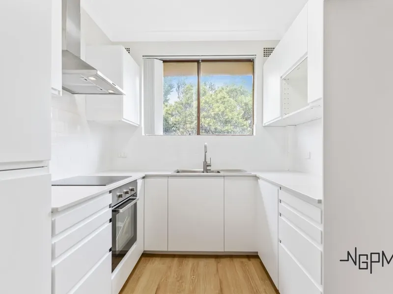 Sunny Top Floor 2 Bedroom Unit with LUG