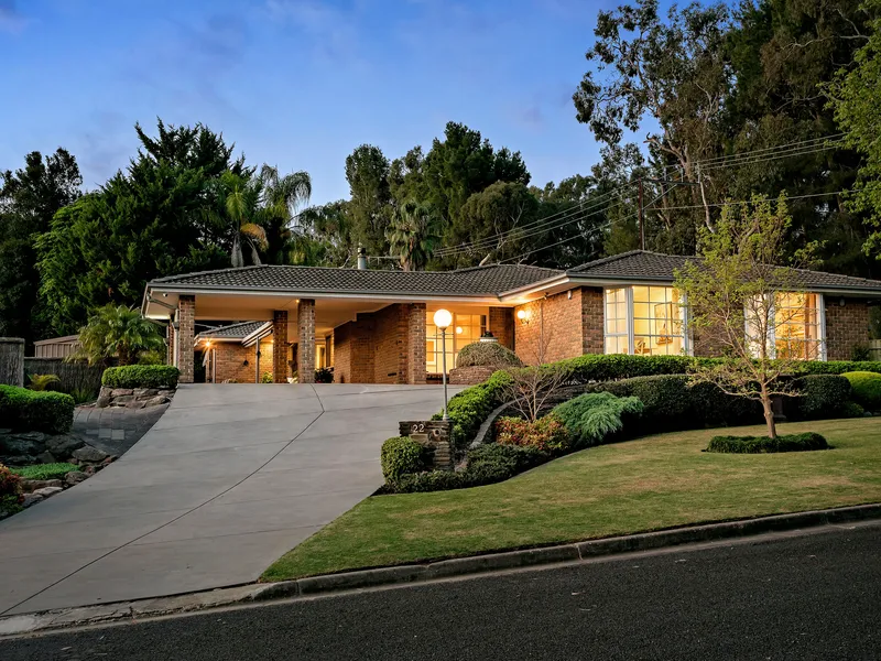 Leafy Views And Luxurious Family Living Near Linear Park