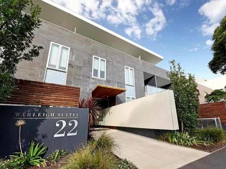 2 CAR SPACES | PRIVATE COURTYARD WITH STREET ACCESS | OPEN PLAN LIVING