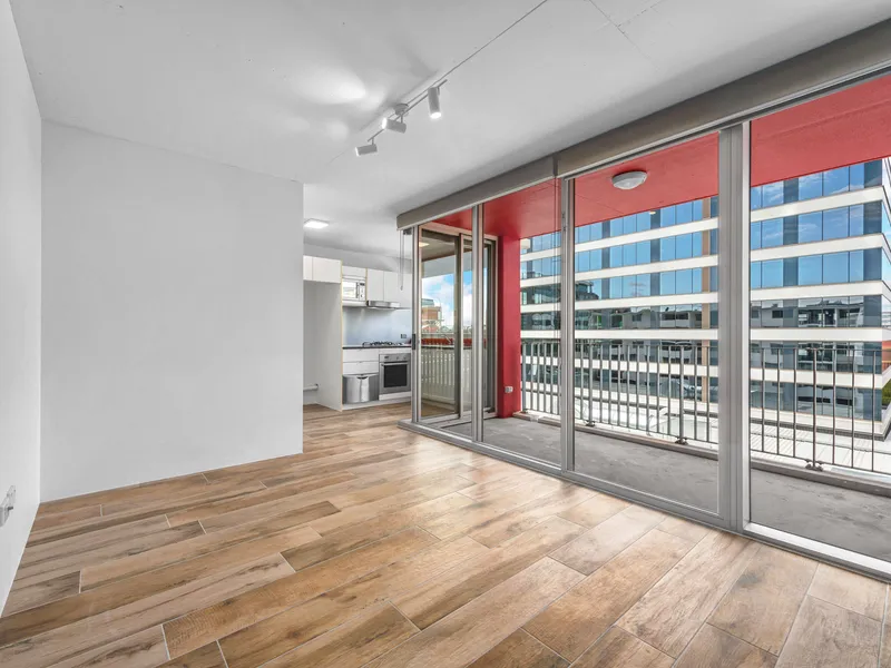 TRENDY 1 BEDROOM WITH STUDY LOCATED IN THE HEART OF FORTITUDE VALLEY